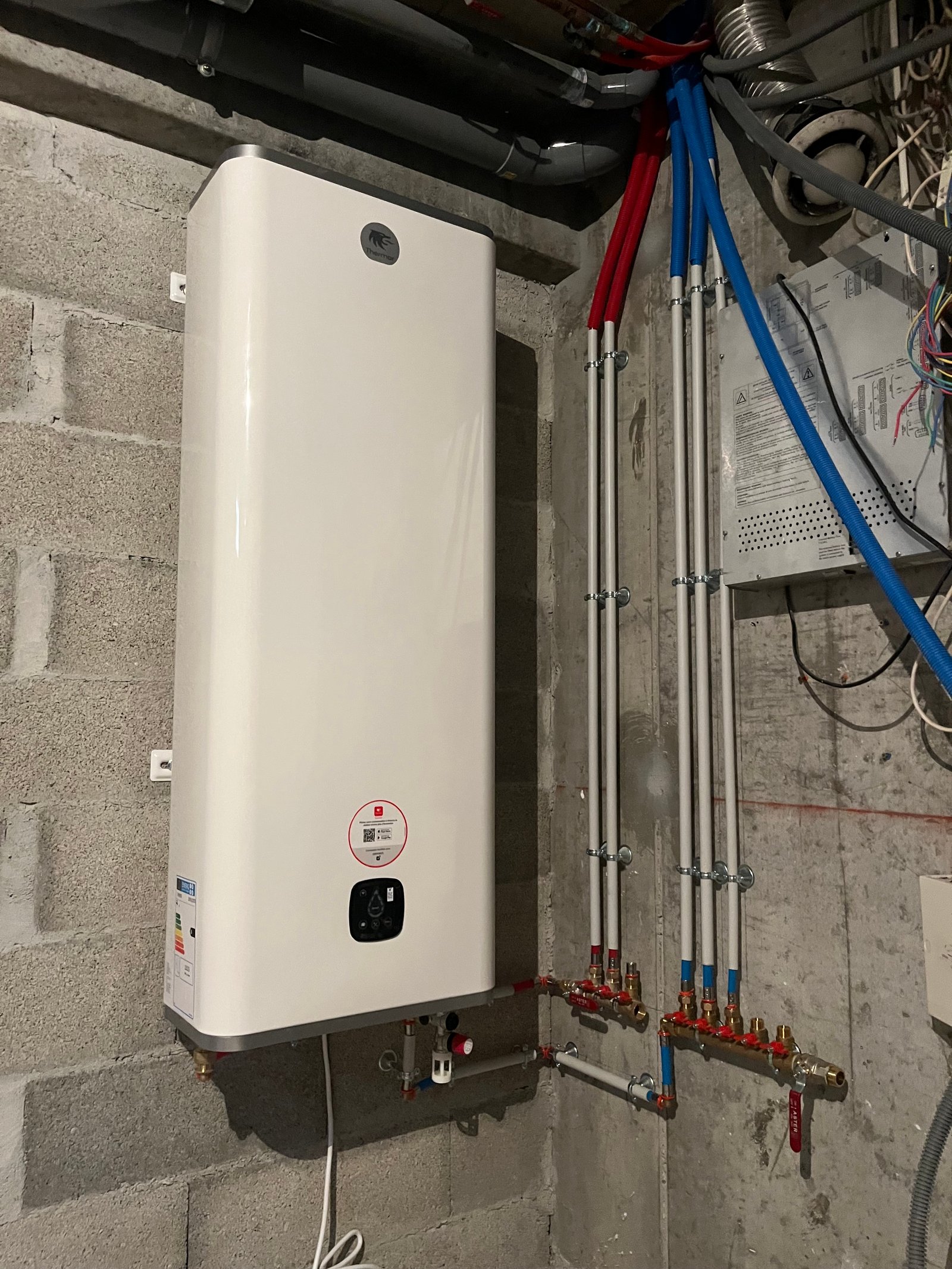 Installation d'un chauffe-eau mural avec raccordements